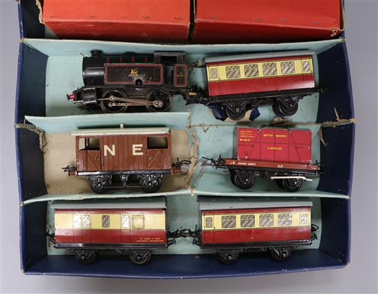 Hornby - 0-gauge clockwork tank loco, 3 carriages, 2 wagons in an associated box.